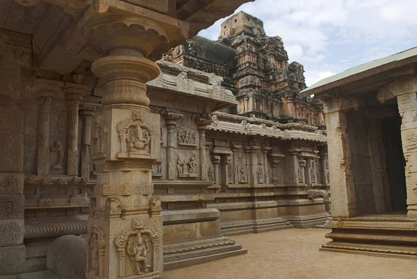 Kuzey Batı görünümü ana tapınak ve shikhara gösteren Hazara Rama Tapınağı. Royal Center veya Kraliyet muhafaza. Hampi, Karnataka, Hindistan.