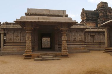 Yan, Kuzey, Kuzey girişinden tapınağa karmaşık, Hazara Rama Tapınağı görüldüğü gibi ardhamandapa sundurma görünümünü. Royal Center veya Kraliyet muhafaza. Hampi, Karnataka, Hindistan. Kuzey görünüm.
