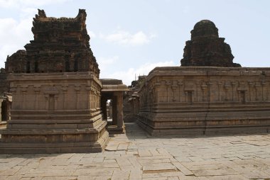 Sol ve sağ tarafında, Krishna Tapınağı, Hampi, Karnataka, Hindistan ana sanctum Amman tapınak. Kutsal merkezi. Batıdan görüntülemek. 