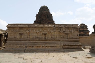 Devkoshthas ve kumbhapanjaras duvarına dekore edilmiş ana kutsal, Krishna Tapınağı, Hampi, Karnataka, Hindistan. Kutsal merkezi. Batıdan görüntülemek.