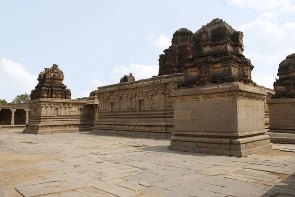 中心部と 左側のクリシュナ寺院 ハンピ カルナータカ州 インドに Subrahmanya 神社の主要な神聖な場所にアンマンの神社 神聖な中心 南の西からの眺め — ストック写真