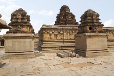 Velamuri tapınak sol, ana sanctum merkezinde ve sol tarafında Krishna Tapınağı, Hampi, Karnataka, Hindistan başka bir tapınak. Kutsal merkezi. Güneyden görüntülemek.