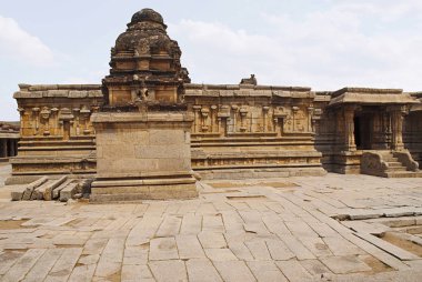 Bir tapınak önde, arkada ve sağda, Krishna Tapınağı, Hampi, Karnataka, Hindistan ardh mandapa giriş ana kutsal bir Güney duvarı. Süslü devkoshthas, kumbhapanjaras duvar