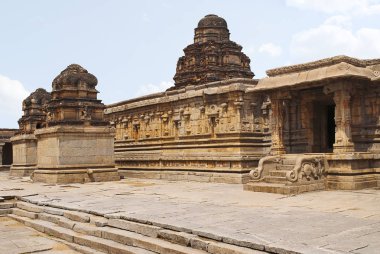 Sol, merkezi ve sağda, Krishna Tapınağı, Hampi, Karnataka, Hindistan ardh mandapa giriş ana kutsal bir tapınak. Bir şekilde dekore edilmiş devkoshthas ve duvardaki kumbhapanjaras