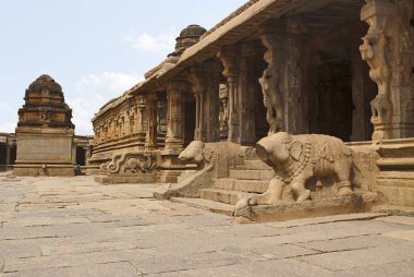Krishna Tapınağı, Hampi, Karnataka, Hindistan fil korkuluklar maha-mandapa, ardha mandapa ve bir tapınak, güney girişinde etkileyici oymalar. Kutsal merkezi. Güney Doğudan görüntülemek.