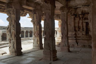 Maha-mandapa, Krishna Tapınağı, Hampi, Karnataka, Hindistan oyma şartını. İç görünüm. Kutsal merkezi. Büyük bir açık prakara arka planda görülür.