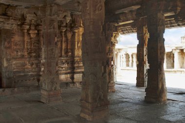 Maha-mandapa, Krishna Tapınağı, Hampi, Karnataka, Hindistan oyma şartını. İç görünüm. Kutsal merkezi. Büyük bir açık prakara arka planda görülür.