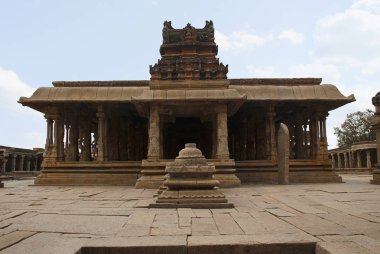 Krishna tapınak kompleksi, Hampi, Karnataka, Hindistan genel bakış. Kutsal merkezi. Maha-mandapa ve sol ve sağ tarafta büyük açık prakaras görülmektedir. Doğu'dan göster.