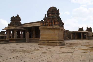 Krishna tapınak kompleksi, Hampi, Karnataka, Hindistan genel bakış. Kutsal merkezi. Maha-mandapa ve sol ve sağ tarafta büyük açık prakaras görülmektedir. Kuzey Doğu'dan göster.