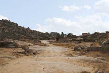 Kings denge Narasimha tapınağa giden yoldan. Hampi, Karnataka, Hindistan. 