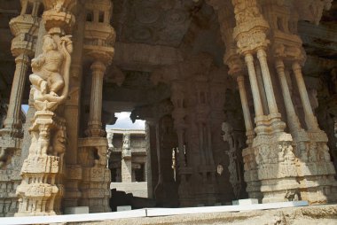 Müzikal sütunlar. Maha Mandapa, Vitthala tapınak kompleksi, Hampi İstanbul Türkiye