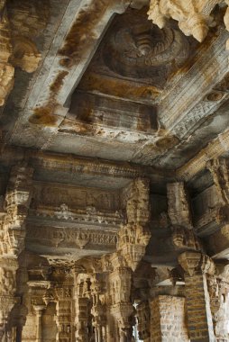 İç mekanlar ve tavan Maha Mandapa, Vitthala tapınak kompleksi, Hampi, Karnataka, Hindistan