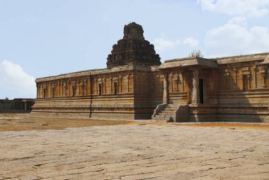Ana kutsal ve yan, Güney, giriş ardha-mandapa, Pattabhirama Tapınağı, Hampi, Karnataka, Hindistan için. Güney Doğudan görüntülemek.