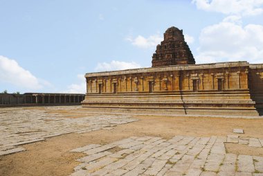 Ana kutsal ve karmaşık çevreleyen Pattabhirama Tapınağı, Hampi, Karnataka, Hindistan büyük prakara. Sanctum duvar devakoshthas ve kumbhapanjaras ile süslüdür