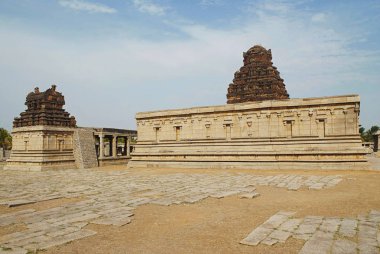 Amman tapınak sol, ana kutsal sağ tarafında, Pattabhirama Tapınağı, Hampi, Karnataka, Hindistan üzerinde. Güney batıdan görüntülemek.