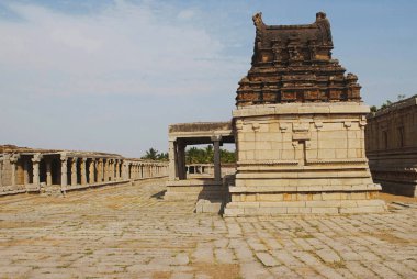 Solda ve sağda, Pattabhirama Tapınağı, Hampi, Karnataka, Hindistan Amman tapınak prakara. Batıdan görüntülemek.
