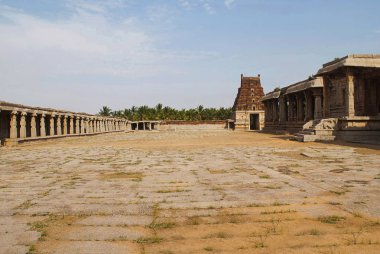 Sol, Doğu gopura ve yan, Kuzey, ardha-mandapa, Pattabhirama Tapınağı, Hampi, Karnataka, Hindistan için giriş prakara. Batıdan görüntülemek.