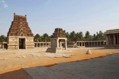 Beş katlı Doğu Gopura ve prakara, Pattabhirama Tapınağı, Hampi, Karnataka, Hindistan. Kuzey batıdan görüntülemek.