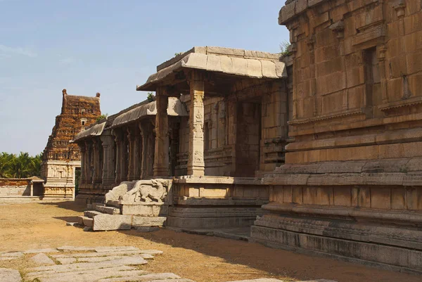 Mesafe ve yan, Kuzey, giriş ardha-mandapa, Pattabhirama Tapınağı, Hampi, Karnataka, Hindistan Doğu gopura. Kuzey batıdan görüntülemek.