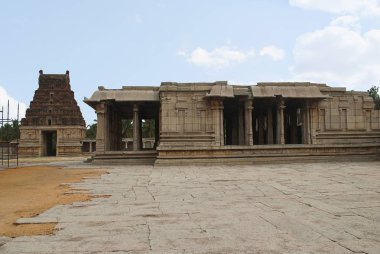 Pattabhirama tapınak kompleksi görünümünü. Hampi, Karnataka, Hindistan. Sol maha-manddapa, Doğu Gopuram ve Kalyana-Mandapa, ilahi evlilik Hall. Batıdan görüntülemek.