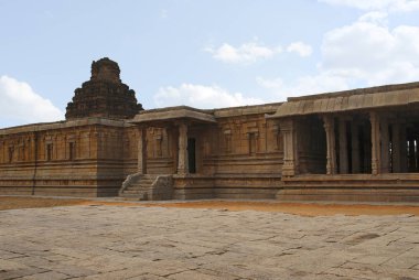 Pattabhirama Tapınağı. Hampi, Karnataka, Hindistan. Ardha mandapa girişinde solda görülür. Güney Doğu görüntülemek.
