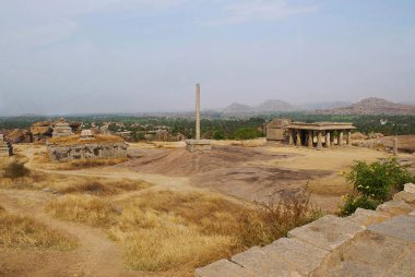 Hemakuta Hill, Hampi, Karnataka, Hindistan Tapınaklar. Kutsal merkezi. Uzun boylu monolitik lamba sonrası da görülür.