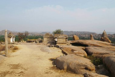 Hemakuta Hill, Hampi, Karnataka, Hindistan Tapınaklar. Kutsal merkezi. Uzun boylu monolitik lamba sonrası da görülür.