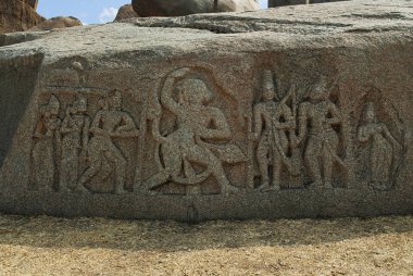 Oymalar Hemakuta Hill, Hampi, Karnataka, Hindistan. Kutsal merkezi. Hanumana merkezinde, Lord Rama, Lakshmana ve Sita sağ ve sol tarafında Vanaras.