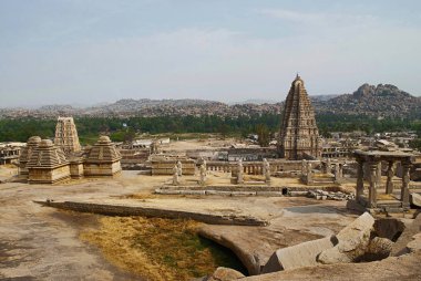 Tapınak, Hemakuta tepe, Hampi, Karnataka, Hindistan grubudur. Kutsal merkezi. Resul tapınak gopura açıkça sağ tarafta görülür.