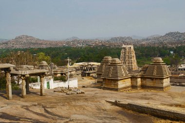Tapınak, Hemakuta tepe, Hampi, Karnataka, Hindistan grubudur. Kutsal merkezi. Resul tapınak gopura de görülür