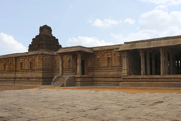 Pattabhirama Tapınağı. Hampi, Karnataka, Hindistan. Ardha mandapa girişinde solda görülür. Güney Doğu görüntülemek.