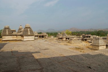 Tapınak, Hemakuta tepe, Hampi, Karnataka, Hindistan grubudur. Kutsal merkezi. Kampilas'ın trikutachala Tapınağı soldaki açıkça görülür.