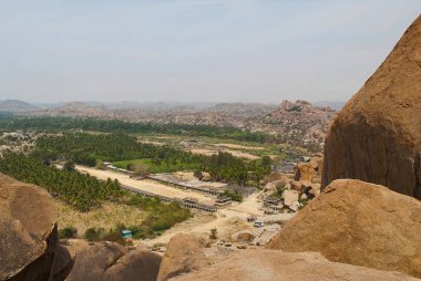 Matanga Hill, Hampi, Karnataka, Hindistan Batı tarafındaki Hampi çarşı eatern sonu arieal görünümü. Kutsal Merkezi.