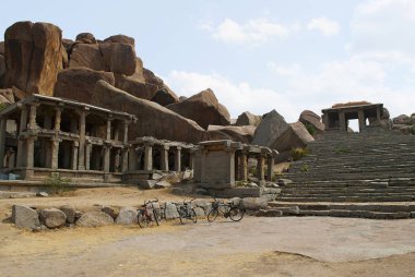 Hampi çarşı, Hampi, Karnataka, Hindistan doğu ucunda. Soldaki büyük bir mandapa yekpare Nandi boğa var. Kulenin sağ tarafındaki merdivenlere Achyuta Raya tapınağa yol açar..