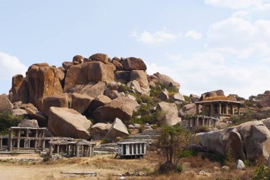Hampi çarşı, Hampi, karnataka, Hindistan doğu ucunda. Matanga tepenin eteklerinde görüntüleyin. Sol ve sağ tarafta Achyuta Raya tapınağa giden ağ geçidi monolitik nadi boğa.