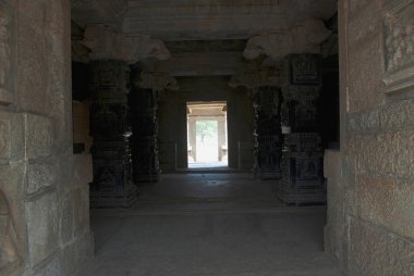 İçten bir bakış ardhamanadapa. Ganesha, Hanumana ve birçok formları Vişnu bu caontain bas-reliefs. Hazara Rama Tapınağı. Royal Center veya Kraliyet muhafaza. Hampi, Karnataka, Hindistan. Güneyden görüntülemek.