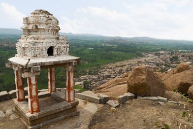 Hampi Matanga Hill üst, Hampi, Karnataka, Hindistan Doğu tarafındaki arieal görünümü. Kutsal merkezi. Krishna Tapınağı ve Krishna ın Bazaarı açıkça sağ tarafta görülen.