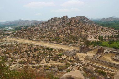 Ariel Achyuta Raya Tapınağı ve fahişe görünümünü Matanga tepeden sokak. Hampi, Karnataka, Hindistan. Kutsal merkezi. Gandhamadana Hill tepenin sağ tarafında..