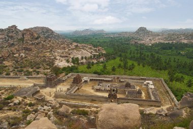 Ariel Achyuta Raya Tapınağı ve fahişe görünümünü Matanga tepeden sokak. Hampi, Karnataka, Hindistan. Kutsal merkezi. Gandhamadana Hill tepenin sağ tarafında..