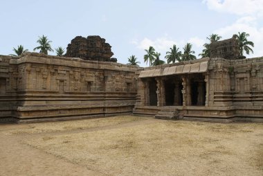 Tanrıça, Güney-Batı için Achyuta Raya Tapınağı, Hampi, Karnataka, Hindistan'ın ana kutsal tapınak. Kutsal merkezi. Antarala dış cephe de sol tarafta görülür.