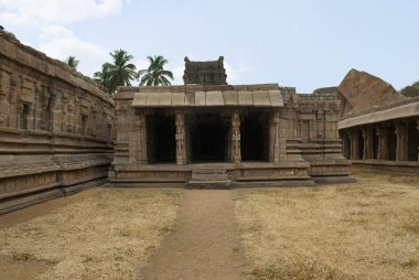Tanrıça Tapınağı. Sağ taraftaki iç avlu ve sol tarafta antarala Achyuta Raya Tapınağı, Hampi, Karnataka, Hindistan'ın dış duvar. Kutsal Merkezi.