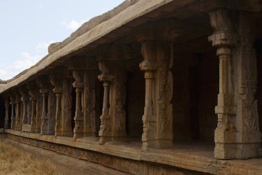 Sigarasız, iç avlu, cloisters veya sütunlu veranda, Achyuta Raya Tapınağı, Hampi, Karnataka, Hindistan oyma şartını. Kutsal Merkezi.