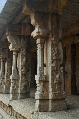 Sigarasız, iç avlu, cloisters veya sütunlu veranda, Achyuta Raya Tapınağı, Hampi, Karnataka, Hindistan oyma şartını. Kutsal Merkezi.