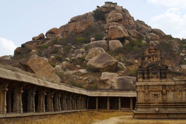 İki Yataklı Tanrıça Tapınağı ve manastır odalı. Achyuta Raya Tapınağı, Hampi, İstanbul, India.Sacred merkezi. Doğu'dan görüntüleyin. Matanga Hill arka planda..