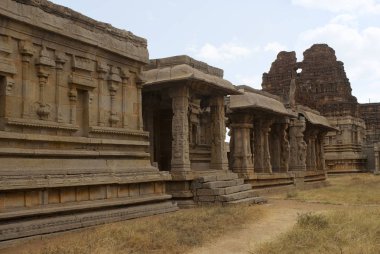 Achyuta Raya Tapınağı, Hampi, Karnataka, Hindistan. Kutsal merkezi. Güney-Doğu'dan görüntüleyin. Ayrıca ardha mandapa, maha-mandapa ve Kuzey Gopura bir bölümünü giriş kapısıdır.