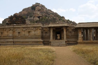 Achyuta Raya Tapınağı, Hampi, Karnataka, Hindistan. Kutsal merkezi. Doğu'dan görüntüleyin. Ayrıca ardha mandapa, maha-mandapa ve Matanga tepenin arka planda bir bölümünü giriş kapısıdır.