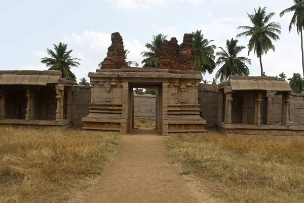 돌기둥된 베란다와 Gopura의 새겨진된 Achyuta Hampi Karnataka 신성한 센터입니다 웨스트 — 스톡 사진