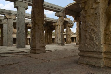 Carrved ayağı, maha-mandapa. Achyuta Raya Tapınağı, Hampi, Karnataka, Hindistan. Kutsal merkezi. Doğu'dan görüntüleyin. Hanumana bir figürü çevre sağ ayağı üzerinde açıkça görülür.