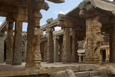 Maha-mandapa, Achyuta Raya giriş sütunlar Tapınağı, Hampi, Karnataka, Hindistan oyulmuş. Kutsal merkezi. Kuzey-Doğu'dan görüntüleyin. Ayağı spot aslan filler üzerinde yaygın Yalis duran karşı karşıya.