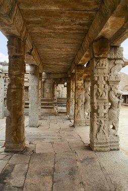 Carrved ayağı, maha-mandapa. Achyuta Raya Tapınağı, Hampi, Karnataka, Hindistan. Kuzeyden gelen kutsal Merkezi görünümü